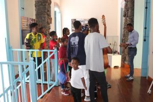 Museu Etnográfico da Praia recebe crianças da Associação Abraço