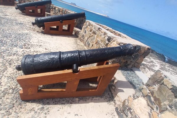 Reposição do 7º canhão no Forte Duque de Bragança, ilha da Boavista